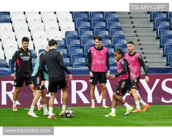 欧冠激战本菲卡与那不勒斯战成平局精彩瞬间引发全场欢呼